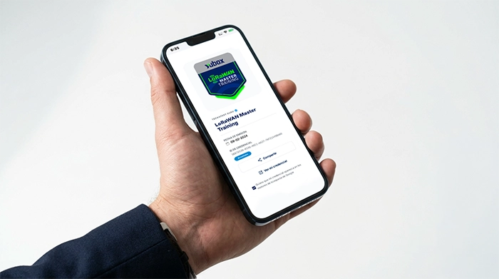 Mano con insignia digital verificada en smartphone